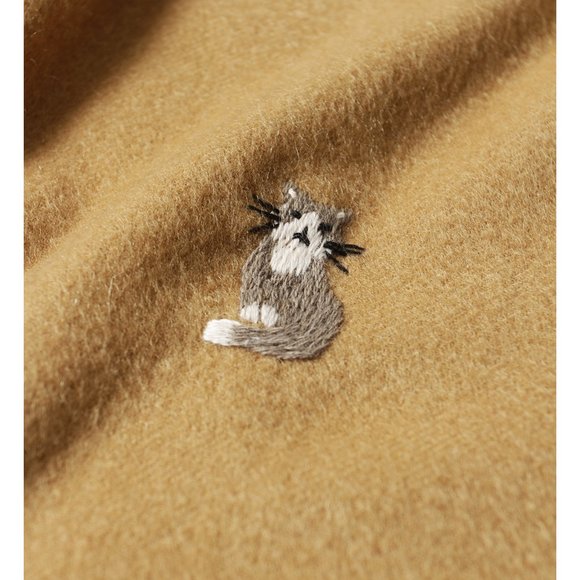 Edelweiss embroidered playing cat cashmere scarf - Picture 2 of 12